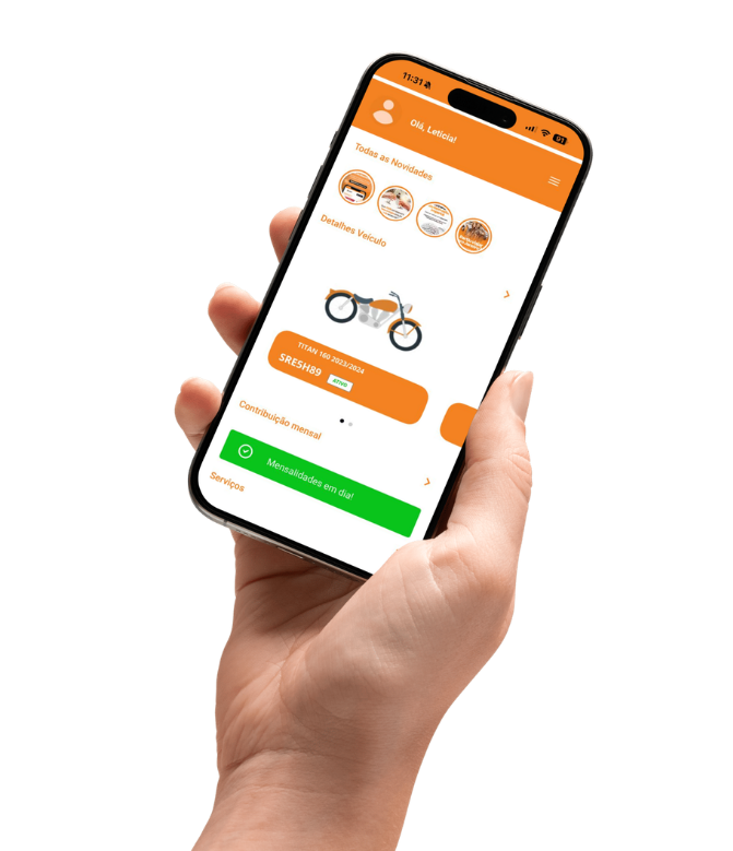 Mãos segurando um smartphone com o aplicativo aberto da Carvisa